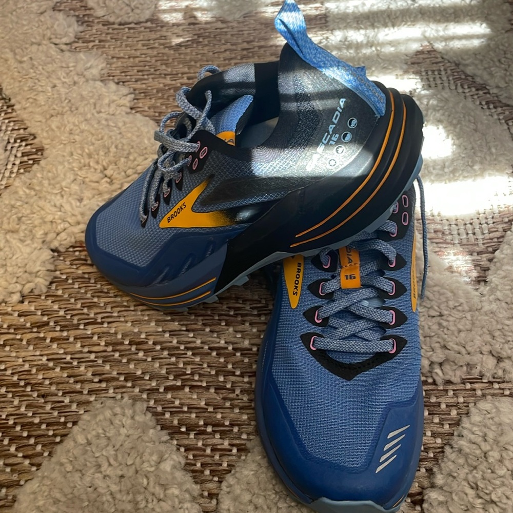 Brooks Sneakers cascadia 16 size 8 excellent